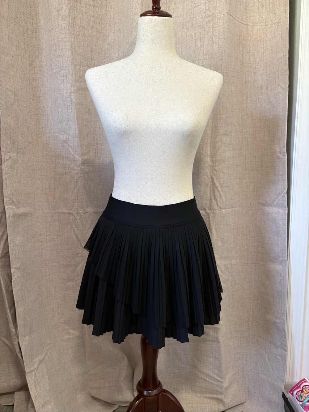 lululemon athletica Black Pleated Tiered Pleats HR Tennis Skirt Size 8